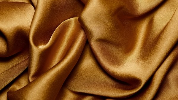 Satin : découvrez ses bienfaits et vos nouvelles tendances